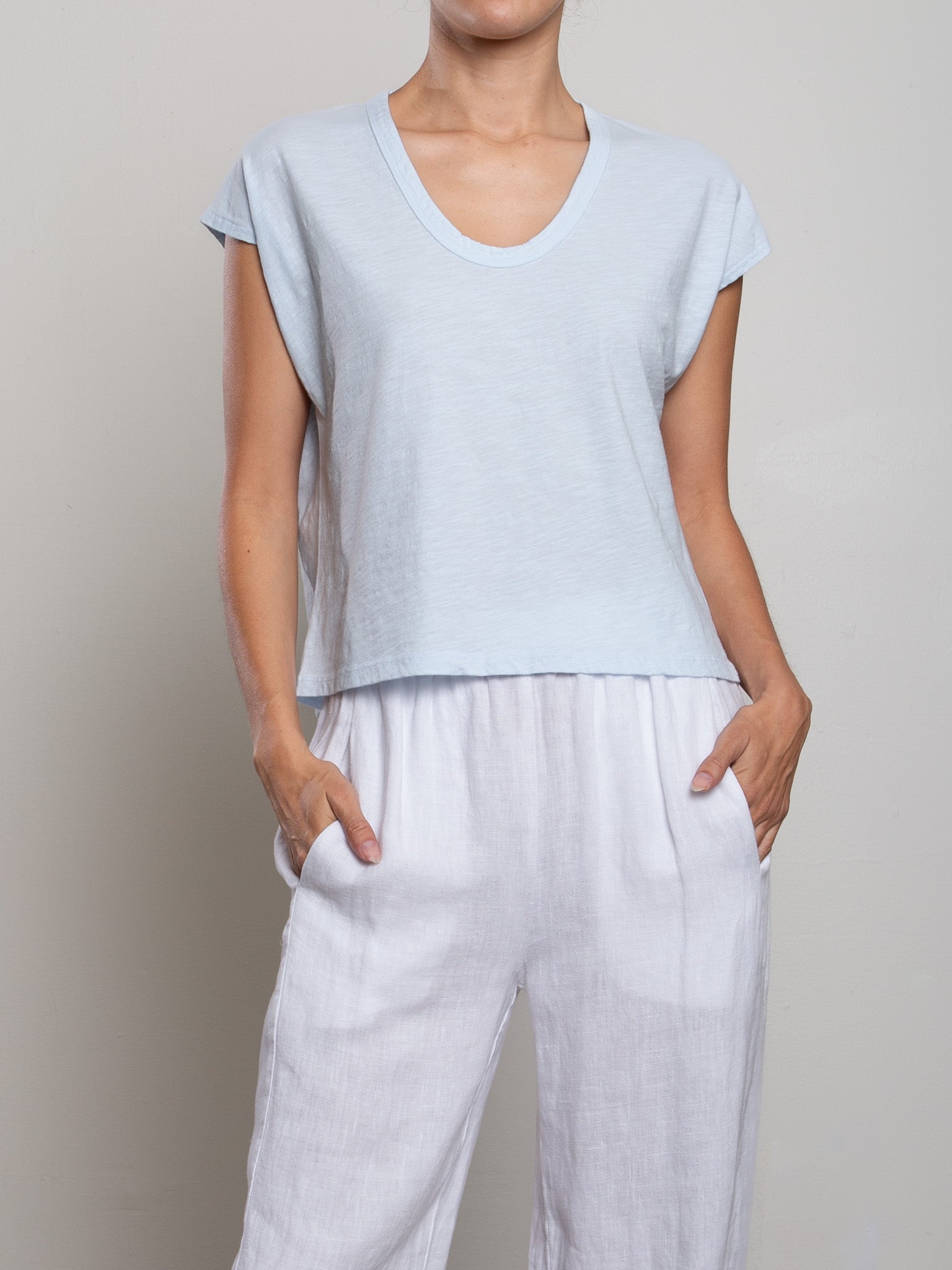 SUKARA オープンネックTee L Lena Slouchy Scoop Neck Tee in Supima Slub - Sky – Pharaoh Collection